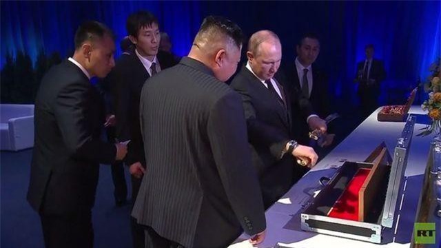 Ông Putin và ông Kim Jong-un tặng nhau bảo kiếm