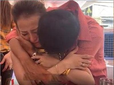 Xúc động hình ảnh ông bố Nghệ An khóc tiễn con gái đi lấy chồng