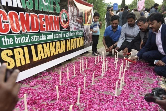 Người dân Sri Lanka tưởng niệm những nạn nhân trong loạt vụ tấn công đẫm máu. Ảnh: AP