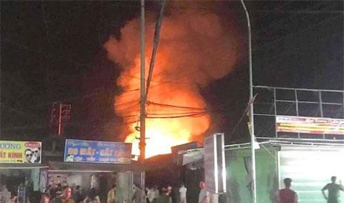 Nghệ An: Chợ cháy ngùn ngụt lúc nửa đêm, tiểu thương bất lực đứng nhìn tài sản thành tro