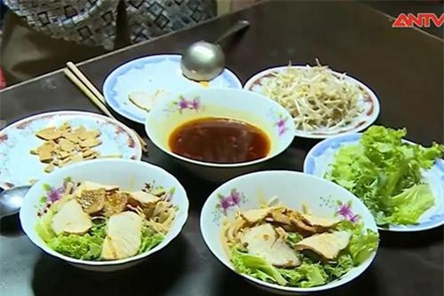 Khám phá sự đặc biệt của quán cao lầu có tuổi đời hơn trăm năm ở Hội An