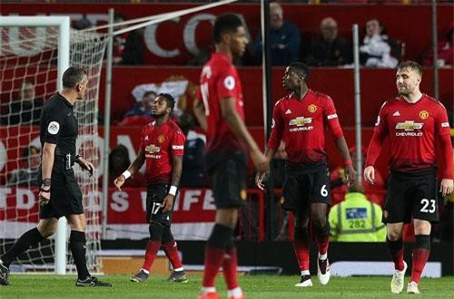 Marcus Rashford hé lộ nội tình phòng thay đồ MU sau thất bại trước Man City