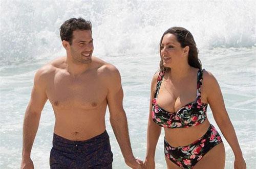 Kelly Brook khoe ngực đầy đặn bên bồ trẻ
