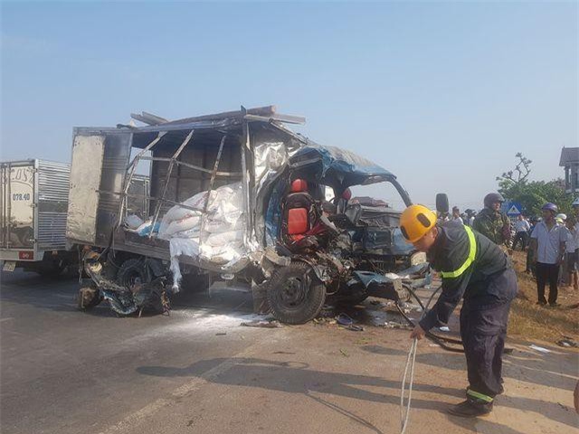 Quảng Trị: Xe container tông nát xe tải, sập nhà dân, 3 người thương vong