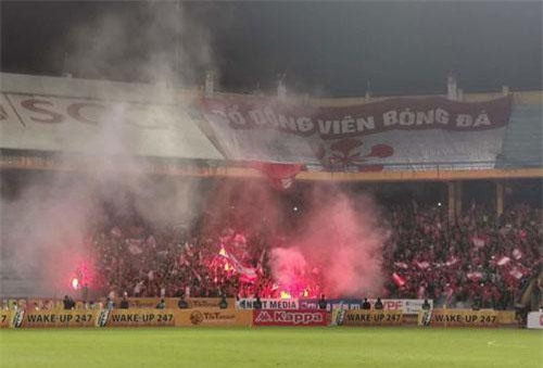 Tác hại của những quả pháo sáng: “Treo sân” một trận chưa phải là nặng
