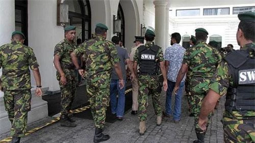 Lực lượng an ninh Sri Lanka tiến hành phong tỏa bến xe. Ảnh: RT.