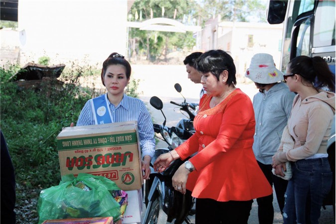 Hoa hậu Doanh nhân Diễm Giang tích cực làm từ thiện sau đăng quang 