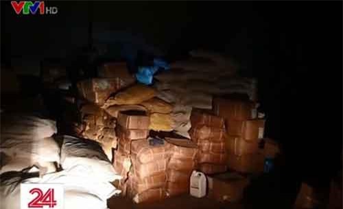 Triệt phá tổng kho chuyên cung cấp phụ gia sản xuất bim bim, bánh kẹo