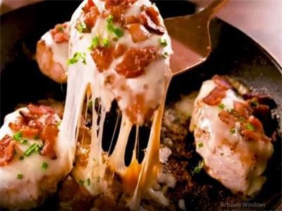 Hướng dẫn cách làm lườn gà rán phô mai kèm thịt xông khói thơm ngon hấp dẫn