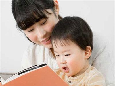 Giúp con phát triển khả năng ngôn ngữ từ bé, việc các mẹ tưởng khó mà lại đơn giản không ngờ