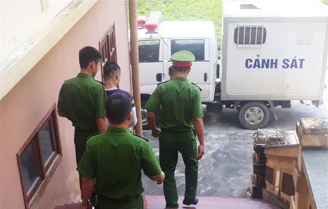 Ném mũ bảo hiểm khiến 3 người đi xe máy thương vong, nam sinh lĩnh án