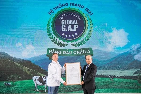 Đại diện tổ chức Bureau Veritas Certification trao giấy xác nhận chính thức về hệ thống trang trại chuẩn Global G.A.P lớn nhất châu Á cho đại diện Vinamilk.