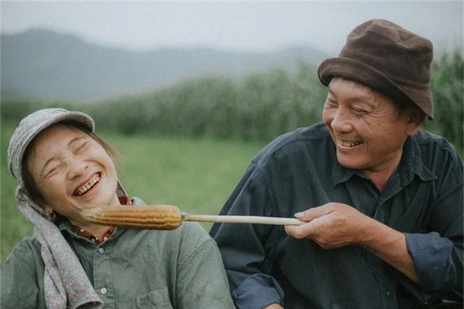 Bộ ảnh con trai chụp bố mẹ trên cánh đồng khiến ai cũng bất giác mỉm cười vì quá đỗi bình yên - Ảnh 4.