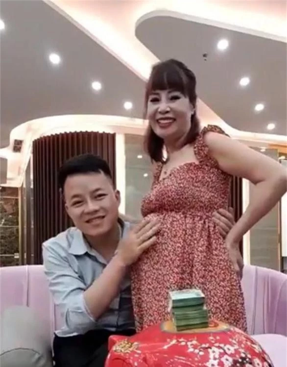 Cô dâu 62 tuổi livestream, bất ngờ lộ bụng xẹp lép khi ở quê chồng sau thời gian thông báo mang thai 5 tháng - Ảnh 1.