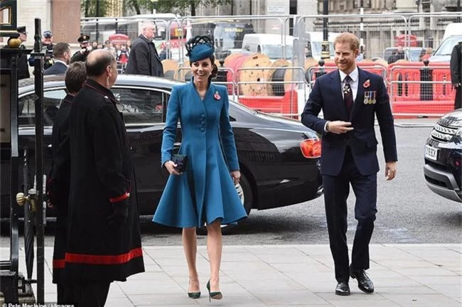 Hoàng tử Harry bất ngờ “tháp tùng” chị dâu Kate đi dự sự kiện nhưng vẻ mặt hạnh phúc, rạng rỡ của cả hai khi sánh bước bên nhau khiến dư luận dậy sóng - Ảnh 1.