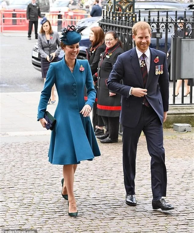 Hoàng tử Harry bất ngờ “tháp tùng” chị dâu Kate đi dự sự kiện nhưng vẻ mặt hạnh phúc, rạng rỡ của cả hai khi sánh bước bên nhau khiến dư luận dậy sóng - Ảnh 4.