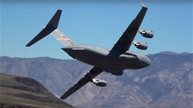 “Ngựa thồ” C-17 của Mỹ lách qua hẻm núi “Chiến tranh giữa các vì sao” ở tầm thấp - 1