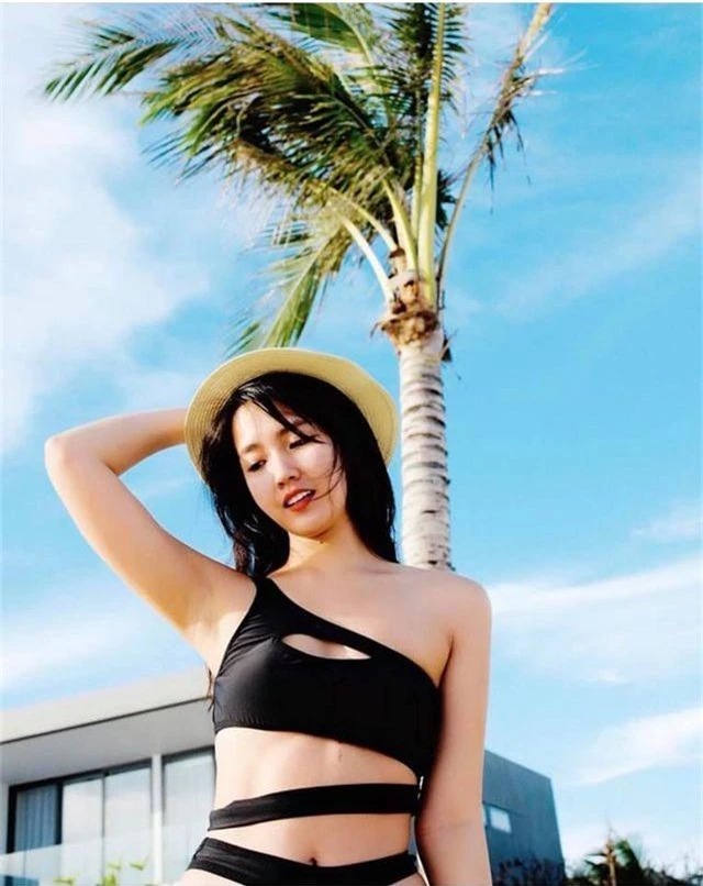 Nữ game thủ xinh đẹp Trinh Xíu khoe dáng với bikini cut-out - 2