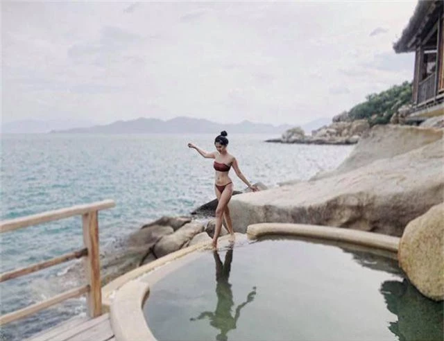 Nữ game thủ xinh đẹp Trinh Xíu khoe dáng với bikini cut-out - 8