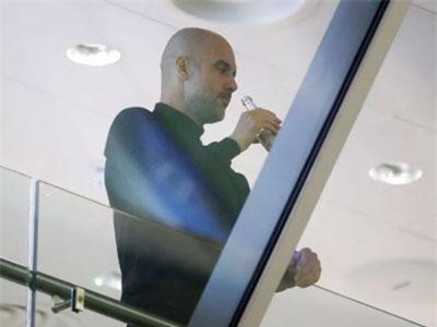 Pep tiu nghỉu nhìn đội nhà thua đội trẻ Liverpool