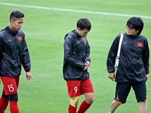 Bác sĩ của Park Ji Sung sang Việt Nam làm trợ lý cho thầy Park