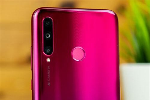 Ảnh chi tiết smartphone 3 camera sau, RAM 4 GB sắp bán ra ở Việt Nam