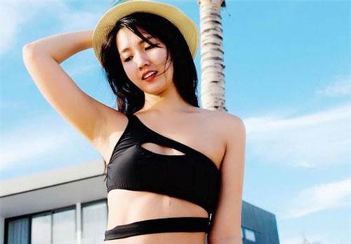 Nữ game thủ xinh đẹp Trinh Xíu khoe dáng với bikini cut-out