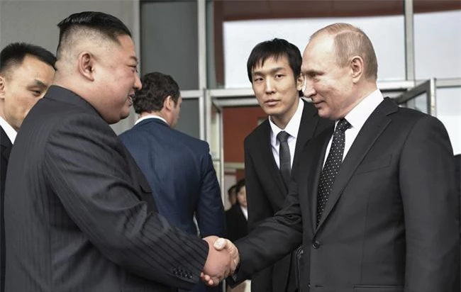 Chủ tịch Triều Tiên Kim Jong-un bắt tay Tổng thống Nga Putin. (Ảnh: AP)