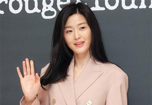 "Mợ chảnh" Jeon Ji Hyun gây náo loạn vì nhan sắc cực phẩm tại sự kiện, nhưng netizen lại chỉ chú ý đến chiếc nhẫn