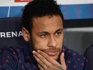 Nổi khùng vì thua M.U, Neymar trả giá cực đắt