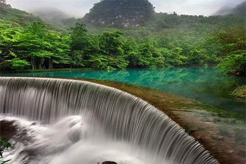 Ngỡ ngàng trước vẻ đẹp xanh như ngọc của thác nước ở Trung Quốc.
