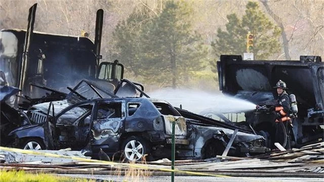 28 ô tô bốc cháy liên hoàn trên cao tốc Mỹ, 4 người thiệt mạng - Ảnh 1.