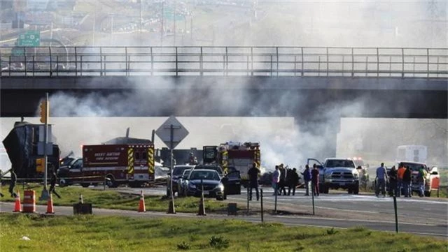 28 ô tô bốc cháy liên hoàn trên cao tốc Mỹ, 4 người thiệt mạng - Ảnh 3.