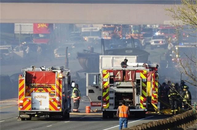28 ô tô bốc cháy liên hoàn trên cao tốc Mỹ, 4 người thiệt mạng - Ảnh 6.