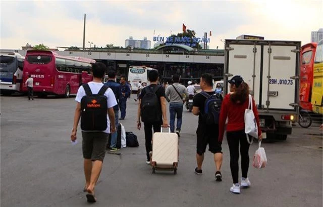 Bến xe Hà Nội đông nghịt người dân về quê nghỉ lễ - 1
