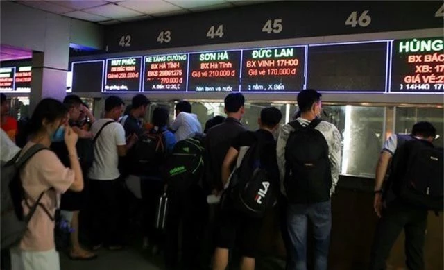 Bến xe Hà Nội đông nghịt người dân về quê nghỉ lễ - 3 Bến xe Hà Nội đông nghịt người dân về quê nghỉ lễ - 3