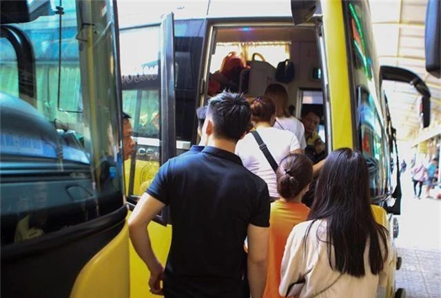 Bến xe Hà Nội đông nghịt người dân về quê nghỉ lễ - 6