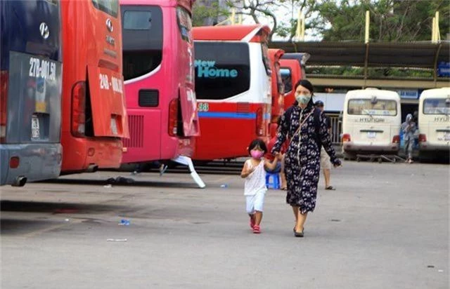 Bến xe Hà Nội đông nghịt người dân về quê nghỉ lễ - 7