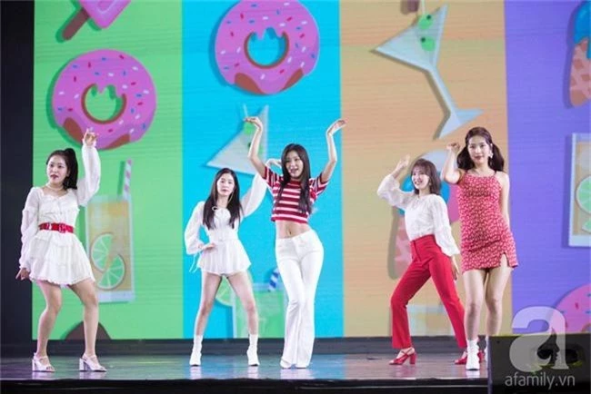 Khán giả Việt thích thú với sân khấu vô cùng nóng bỏng và gợi cảm của nhóm Red Velvet - Ảnh 1.
