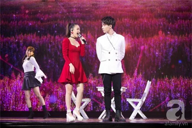 Khán giả Việt thích thú với sân khấu vô cùng nóng bỏng và gợi cảm của nhóm Red Velvet - Ảnh 12.