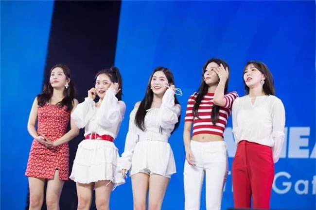 Khán giả Việt thích thú với sân khấu vô cùng nóng bỏng và gợi cảm của nhóm Red Velvet - Ảnh 3.