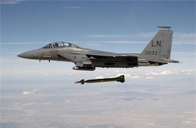 Lo dien “hau due” may bay bat kha chien bai F-15-Hinh-11