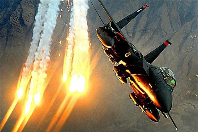 Lo dien “hau due” may bay bat kha chien bai F-15-Hinh-6