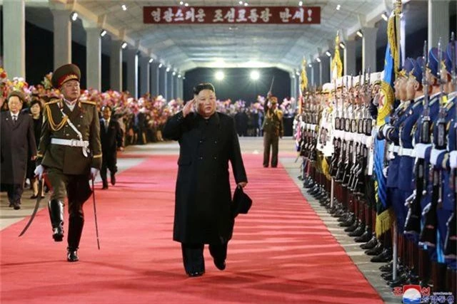 Người Triều Tiên vẫy cờ hoa chào đón ông Kim Jong-un về nước - 1