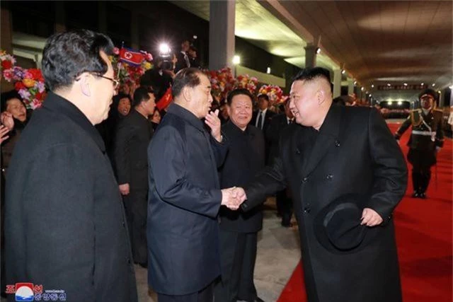 Người Triều Tiên vẫy cờ hoa chào đón ông Kim Jong-un về nước - 2