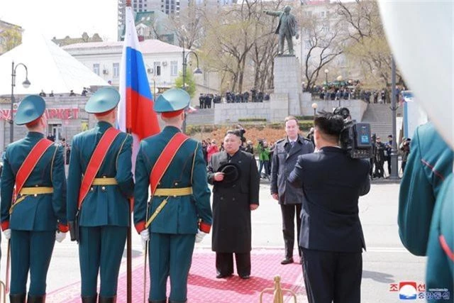 Người Triều Tiên vẫy cờ hoa chào đón ông Kim Jong-un về nước - 3