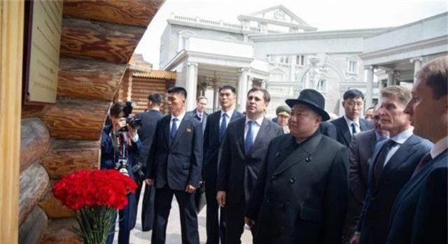 Người Triều Tiên vẫy cờ hoa chào đón ông Kim Jong-un về nước - 4