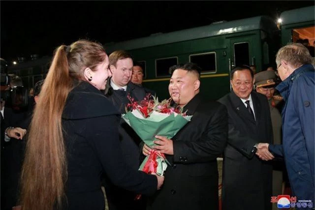 Người Triều Tiên vẫy cờ hoa chào đón ông Kim Jong-un về nước - 9