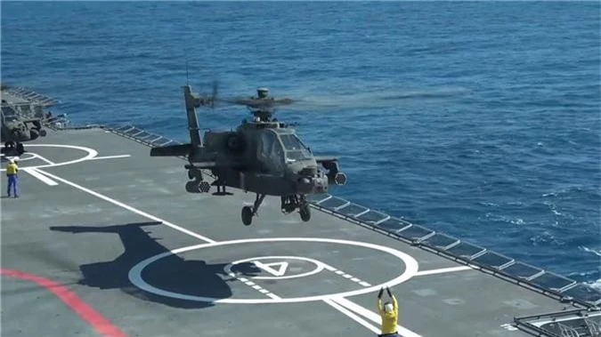 Truc thang AH-64 the cho Ka-52 tren tau do bo Mistral