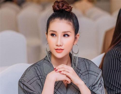 Á hậu làm mẹ đơn thân lí giải chuyện “chân dài là phải lấy đại gia”